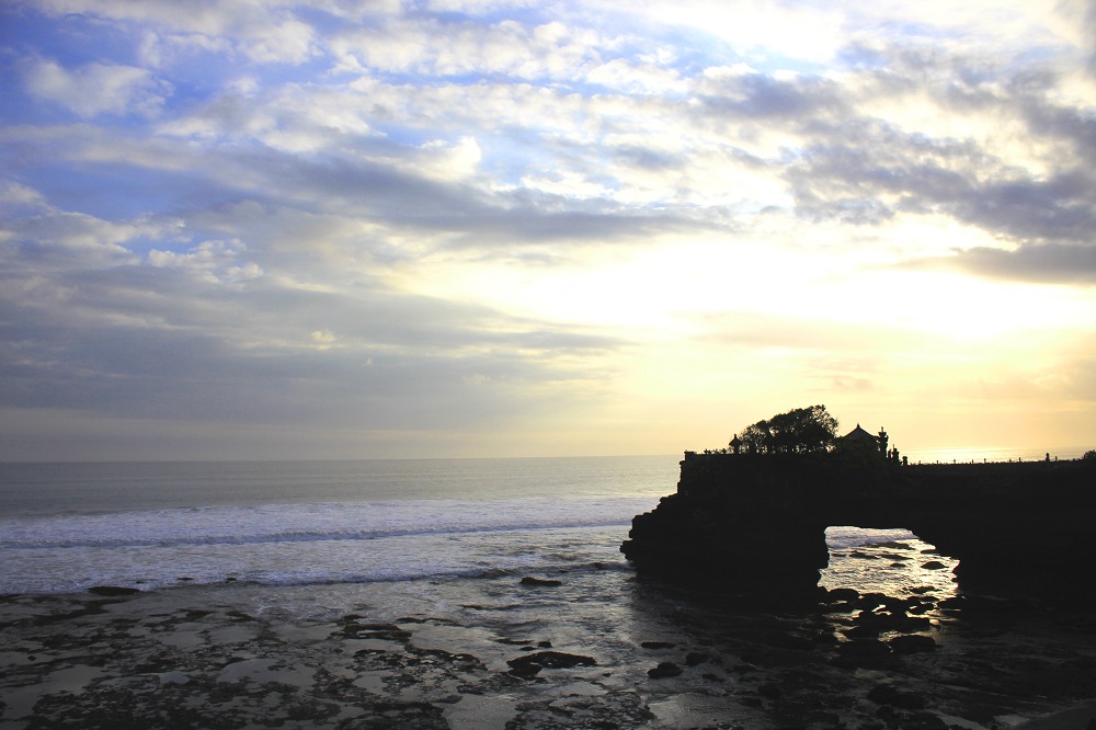 Tana Loth, Tempel, Indonesien
